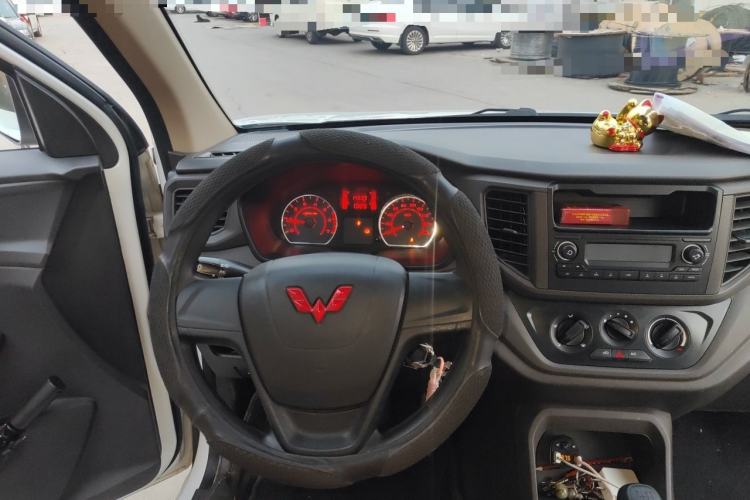 Used Wuling Hongguang V 2022 1.5L Jingqu Edition Electric-Assist LAR Center Console