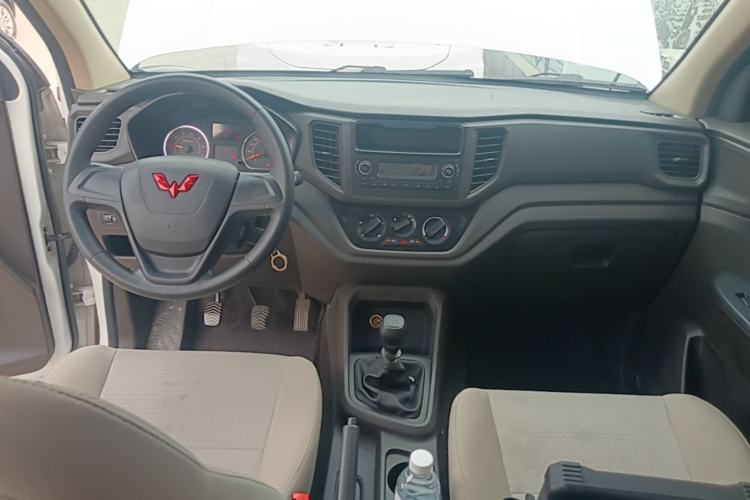 Used Wuling Hongguang V 2022 1.5L Jingqu Edition Electric-Assist LAR Center Console