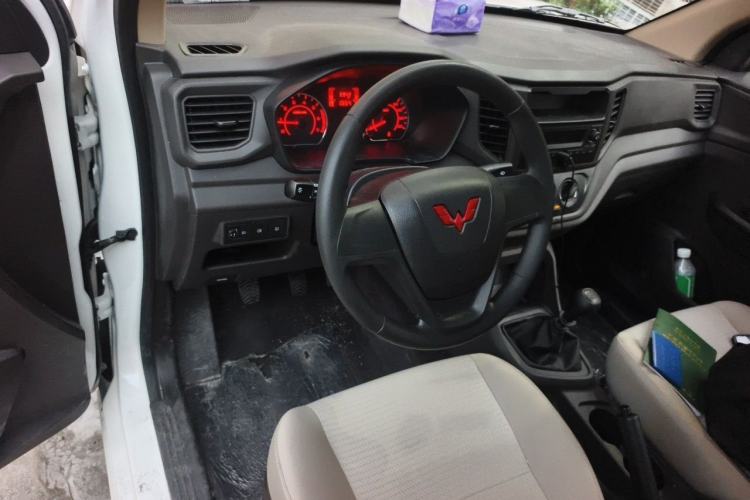 Used Wuling Hongguang V 2022 1.5L Jingqu Edition Electric-Assist LAR Center Console