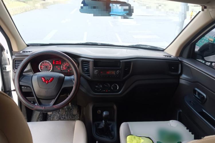 Used Wuling Hongguang V 2022 1.5L Jingqu Edition Electric-Assist LAR Center Console