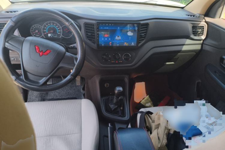 Used Wuling Hongguang V 2022 1.5L Jingqu Version Hydraulic Power Steering LAR Center Console