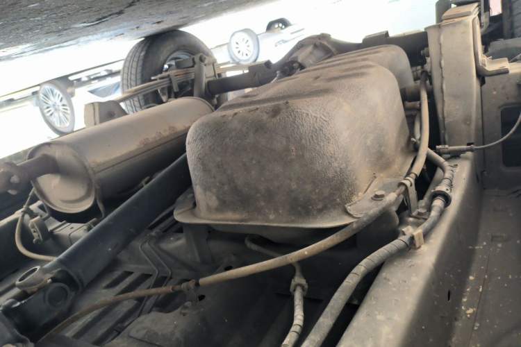 Used Wuling Hongguang V 2022 1.5L Jingqu Edition Enclosed-Window Vehicle with Hydraulic Power Steering LAR Chassis Rear Right