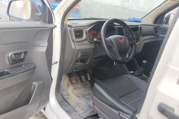 Used Wuling Hongguang V 2022 1.5L Jingqu Edition Enclosed-Window Vehicle with Hydraulic Power Steering LAR Driver Seat