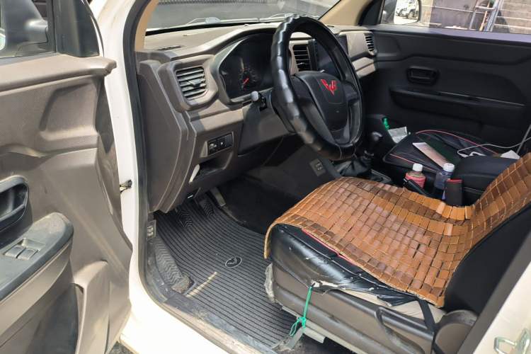 Used Wuling Hongguang V 2022 1.5L Jingqu Edition Enclosed-Window Vehicle with Hydraulic Power Steering LAR Driver Seat