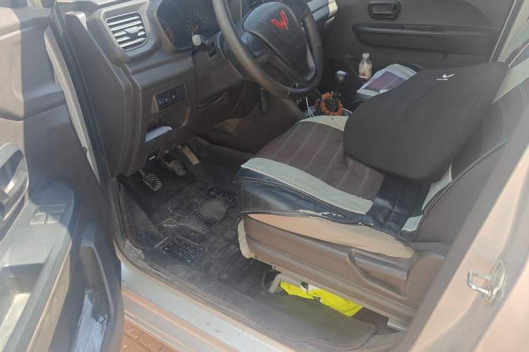 Used Wuling Hongguang V 2022 1.5L Jingqu Edition Enclosed-Window Vehicle with Electric Power Steering LAR Driver Seat