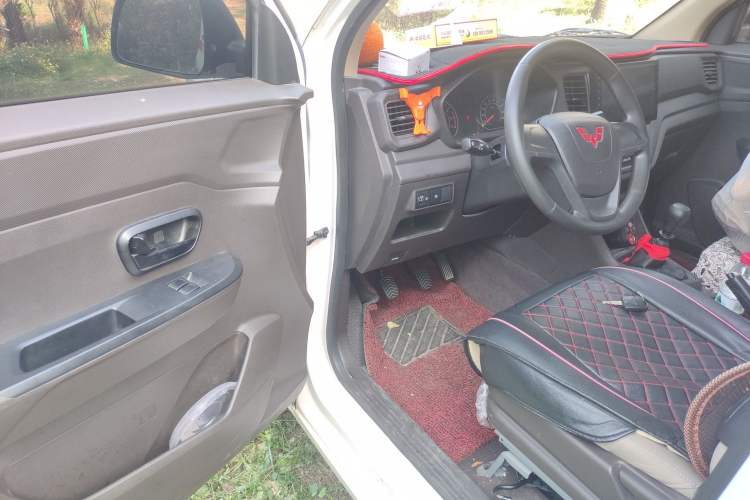 Used Wuling Hongguang V 2022 1.5L Jingqu Edition Enclosed-Window Vehicle with Hydraulic Power Steering LAR Driver Seat