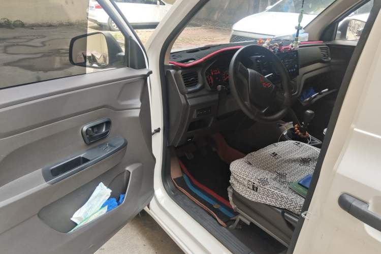 Used Wuling Hongguang V 2022 1.5L Jingqu Edition Electric-Assist LAR Driver Seat