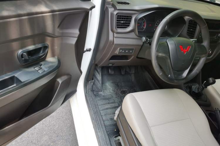 Used Wuling Hongguang V 2022 1.5L Jingqu Version Hydraulic Power Steering LAR Driver Seat