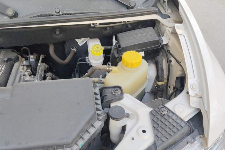Used Wuling Hongguang V 2022 1.5L Jingqu Edition Enclosed-Window Vehicle with Hydraulic Power Steering LAR Engine Bay Left