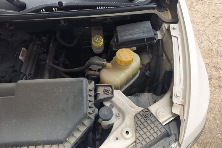 Used Wuling Hongguang V 2022 1.5L Jingqu Edition Enclosed-Window Vehicle with Hydraulic Power Steering LAR Engine Bay Left