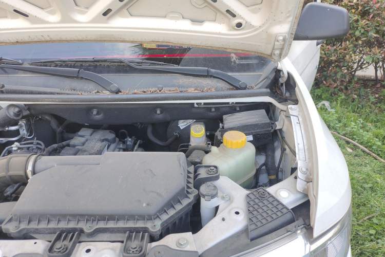 Used Wuling Hongguang V 2022 1.5L Jingqu Edition Enclosed-Window Vehicle with Hydraulic Power Steering LAR Engine Bay Left