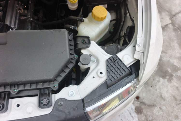 Used Wuling Hongguang V 2022 1.5L Jingqu Edition Electric-Assist LAR Engine Bay Left