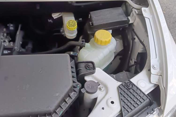 Used Wuling Hongguang V 2022 1.5L Jingqu Edition Electric-Assist LAR Engine Bay Left