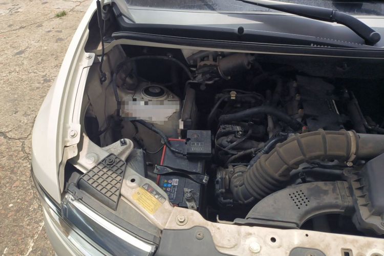 Used Wuling Hongguang V 2022 1.5L Jingqu Edition Enclosed-Window Vehicle with Hydraulic Power Steering LAR Engine Bay Right