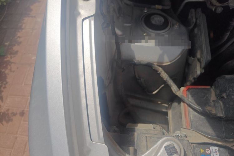 Used Wuling Hongguang V 2022 1.5L Jingqu Edition Enclosed-Window Vehicle with Electric Power Steering LAR Engine Bay Right