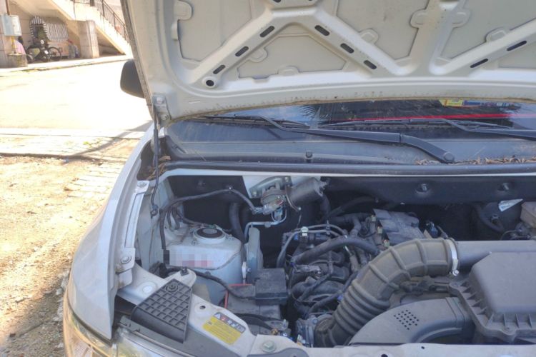 Used Wuling Hongguang V 2022 1.5L Jingqu Edition Enclosed-Window Vehicle with Hydraulic Power Steering LAR Engine Bay Right