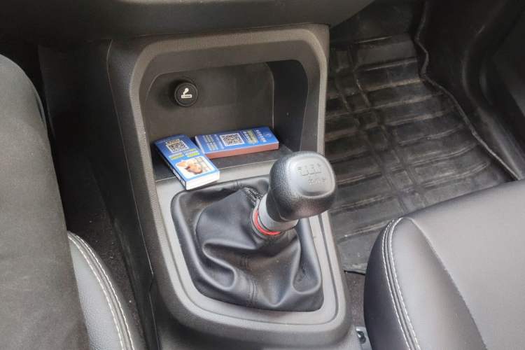 Used Wuling Hongguang V 2022 1.5L Jingqu Edition Enclosed-Window Vehicle with Hydraulic Power Steering LAR Gear Lever