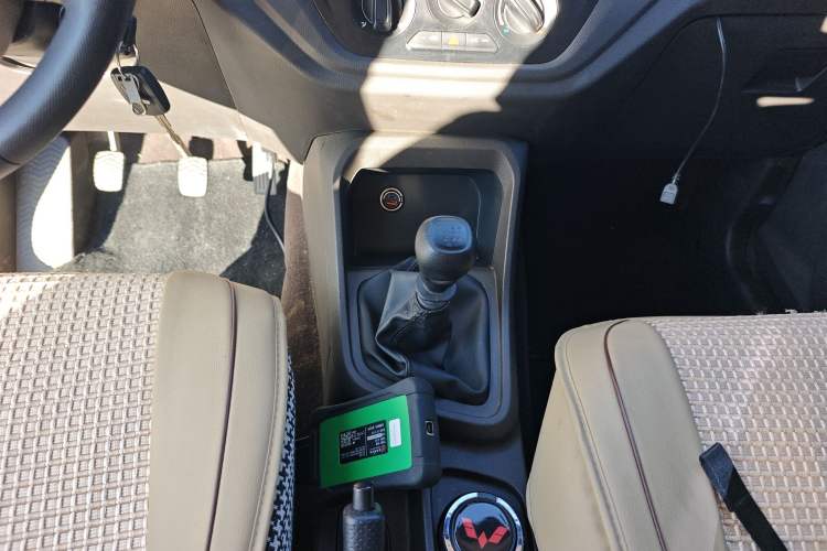 Used Wuling Hongguang V 2022 1.5L Jingqu Edition Electric-Assist LAR Gear Lever