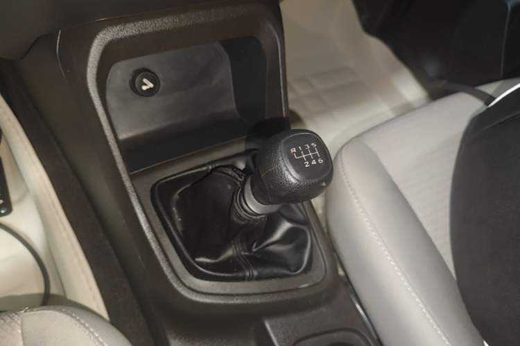 Used Wuling Hongguang V 2022 1.5L Jingqu Version Hydraulic Power Steering LAR Gear Lever