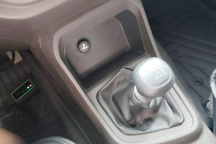 Used Wuling Hongguang V 2022 1.5L Jingqu Version Hydraulic Power Steering LAR Gear Lever