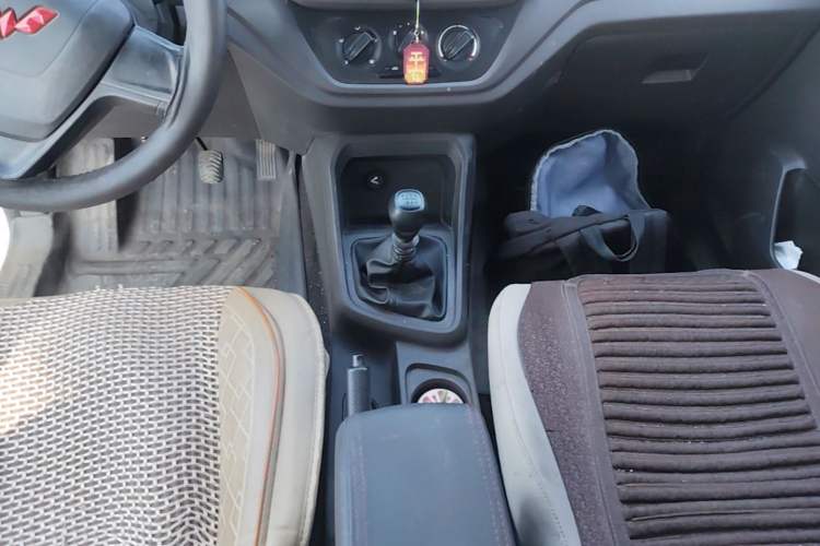 Used Wuling Hongguang V 2022 1.5L Enjoy Edition Electric-Powered LAR Gear Lever
