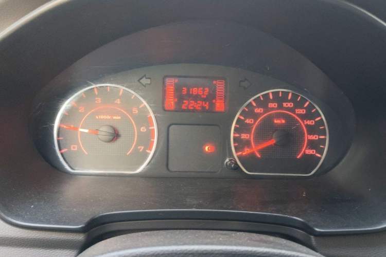 Used Wuling Hongguang V 2022 1.5L Jingqu Edition Enclosed-Window Vehicle with Hydraulic Power Steering LAR Instrument Cluster