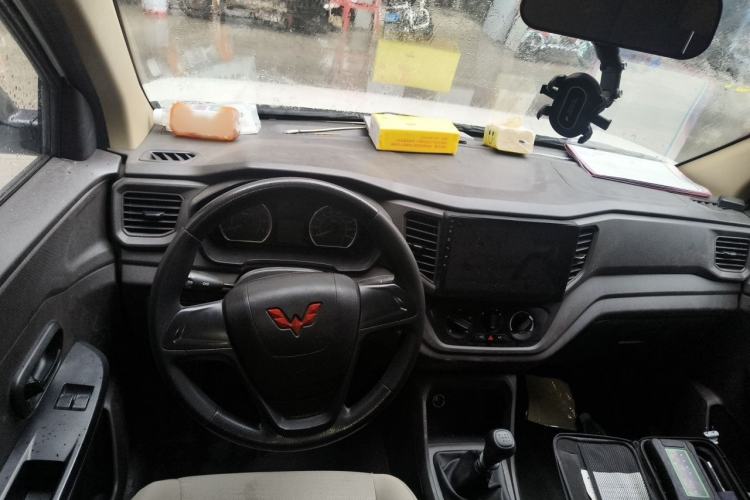 Used Wuling Hongguang V 2022 1.5L Jingqu Version Hydraulic Power Steering LAR Interior 2