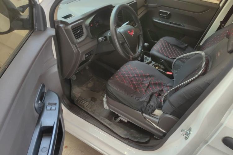 Used Wuling Hongguang V 2022 1.5L Jingqu Edition Enclosed-Window Vehicle with Electric Power Steering LAR Interior 3