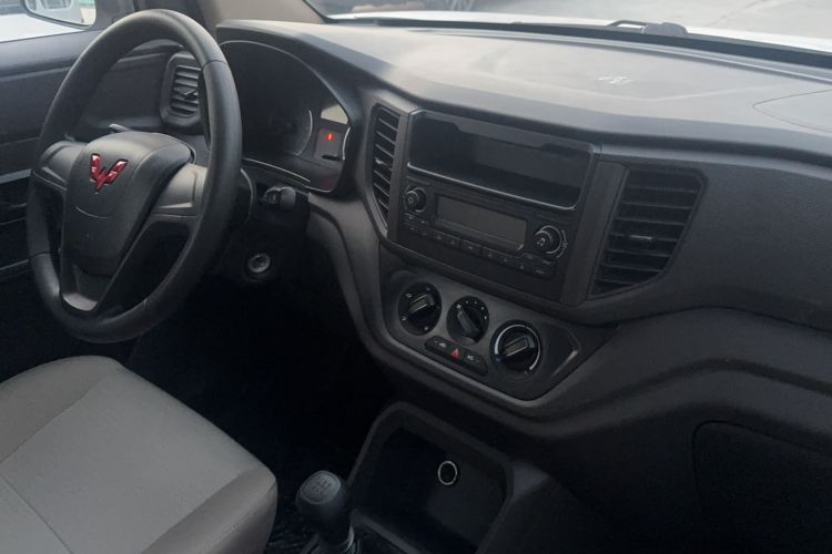 Used Wuling Hongguang V 2022 1.5L Jingqu Edition Electric-Assist LAR Interior 4