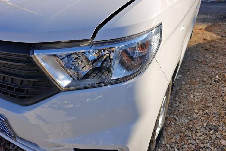 Used Wuling Hongguang V 2022 1.5L Jingqu Edition Electric-Assist LAR Left Front Headlight