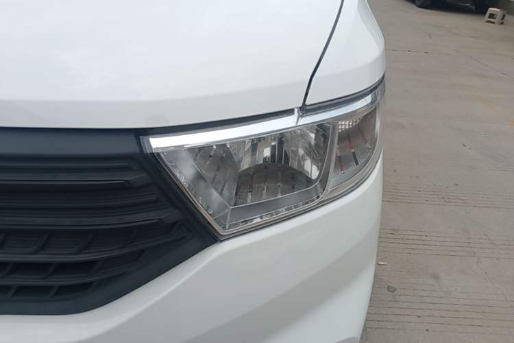 Used Wuling Hongguang V 2022 1.5L Jingqu Edition Electric-Assist LAR Left Front Headlight