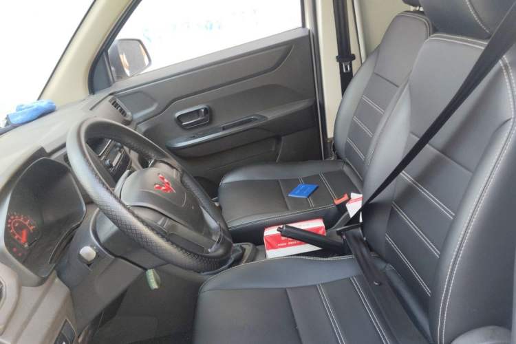 Used Wuling Hongguang V 2022 1.5L Jingqu Edition Enclosed-Window Vehicle with Hydraulic Power Steering LAR Left Front Seat