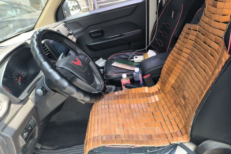 Used Wuling Hongguang V 2022 1.5L Jingqu Edition Enclosed-Window Vehicle with Hydraulic Power Steering LAR Left Front Seat