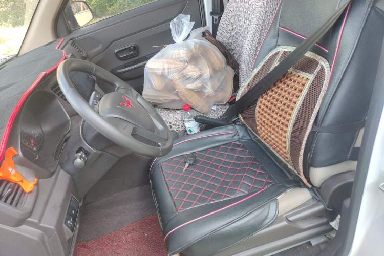 Used Wuling Hongguang V 2022 1.5L Jingqu Edition Enclosed-Window Vehicle with Hydraulic Power Steering LAR Left Front Seat