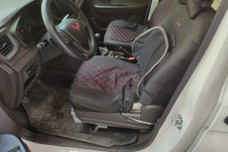 Used Wuling Hongguang V 2022 1.5L Jingqu Edition Enclosed-Window Vehicle with Electric Power Steering LAR Left Front Seat