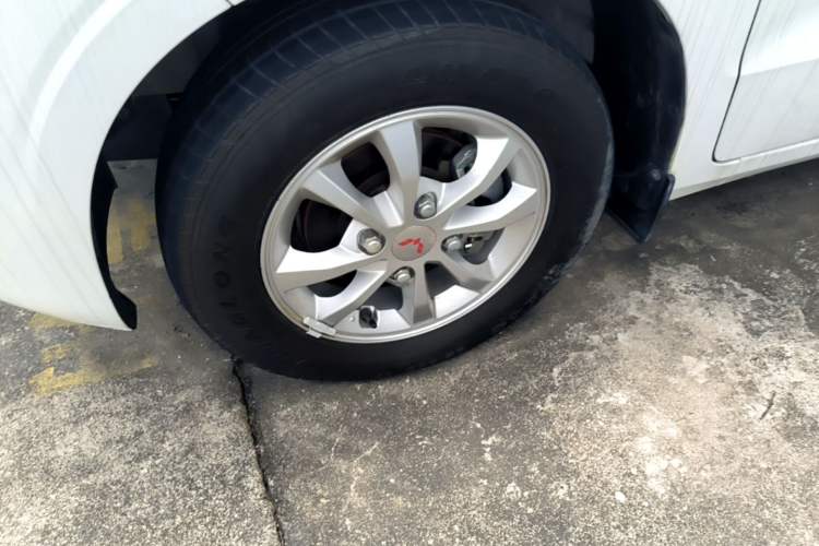 Used Wuling Hongguang V 2022 1.5L Enjoy Edition Electric-Powered LAR Left Front Wheel Hub