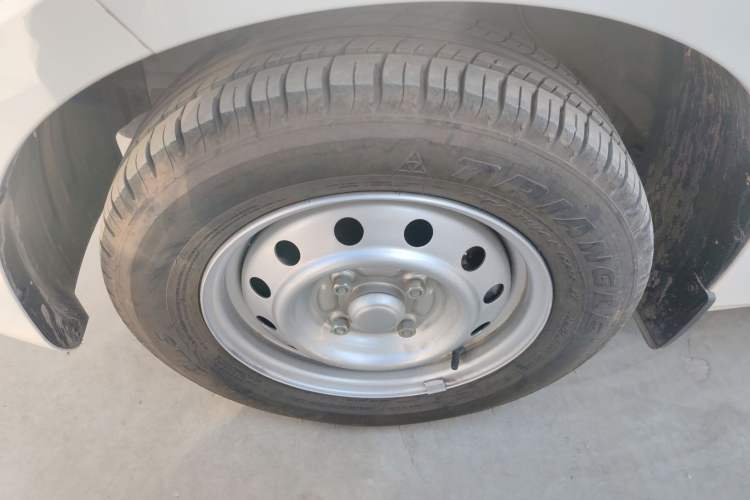 Used Wuling Hongguang V 2022 1.5L Jingqu Edition Electric-Assist LAR Left Front Wheel Hub