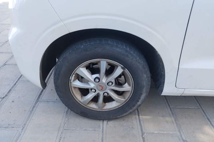 Used Wuling Hongguang V 2022 1.5L Enjoy Edition Electric-Powered LAR Left Front Wheel Hub