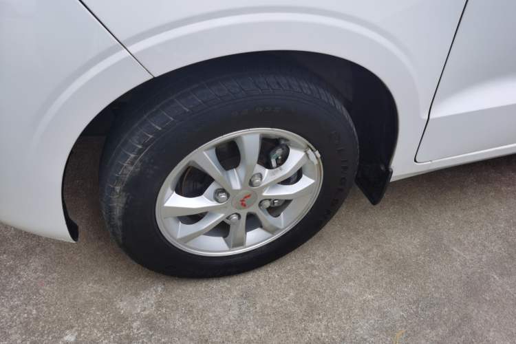 Used Wuling Hongguang V 2022 1.5L Enjoy Edition Electric-Powered LAR Left Front Wheel Hub