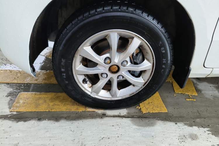 Used Wuling Hongguang V 2022 1.5L Enjoy Edition Electric-Powered LAR Left Front Wheel Hub
