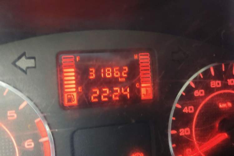 Used Wuling Hongguang V 2022 1.5L Jingqu Edition Enclosed-Window Vehicle with Hydraulic Power Steering LAR Odometer Close Up