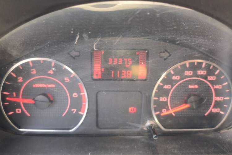 Used Wuling Hongguang V 2022 1.5L Jingqu Edition Enclosed-Window Vehicle with Hydraulic Power Steering LAR Odometer Close Up