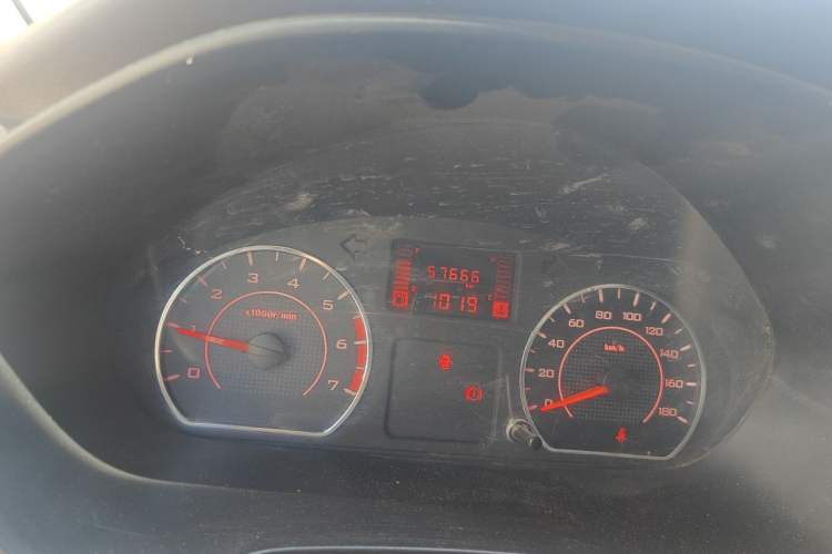Used Wuling Hongguang V 2022 1.5L Jingqu Edition Enclosed-Window Vehicle with Electric Power Steering LAR Odometer Close Up