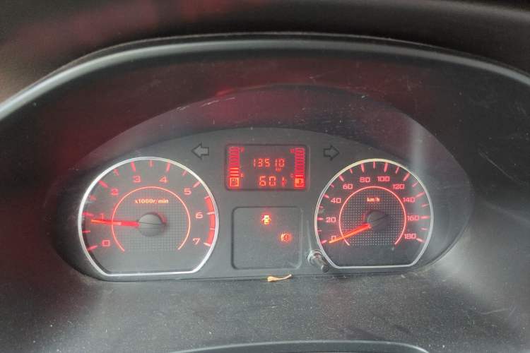 Used Wuling Hongguang V 2022 1.5L Jingqu Edition Enclosed-Window Vehicle with Hydraulic Power Steering LAR Odometer Close Up