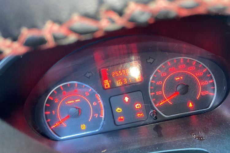 Used Wuling Hongguang V 2022 1.5L Jingqu Edition Electric-Assist LAR Odometer Close Up