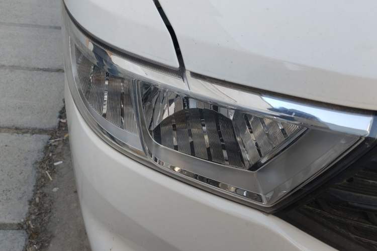 Used Wuling Hongguang V 2022 1.5L Jingqu Edition Enclosed-Window Vehicle with Hydraulic Power Steering LAR Right Front Headlight