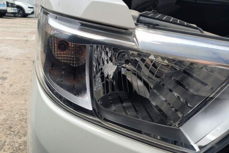 Used Wuling Hongguang V 2022 1.5L Jingqu Edition Enclosed-Window Vehicle with Hydraulic Power Steering LAR Right Front Headlight
