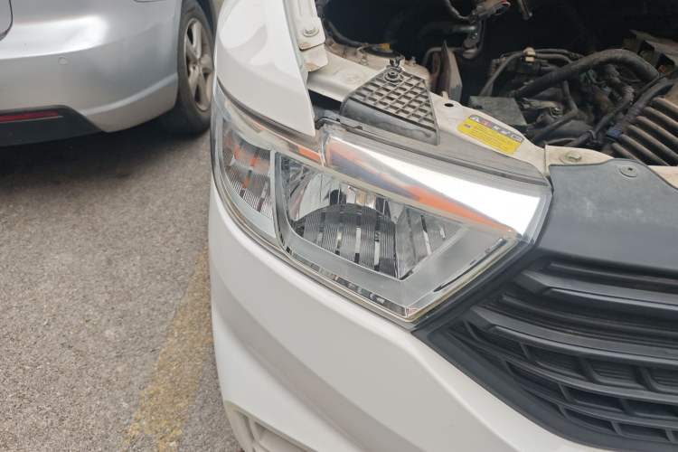Used Wuling Hongguang V 2022 1.5L Jingqu Edition Electric-Assist LAR Right Front Headlight