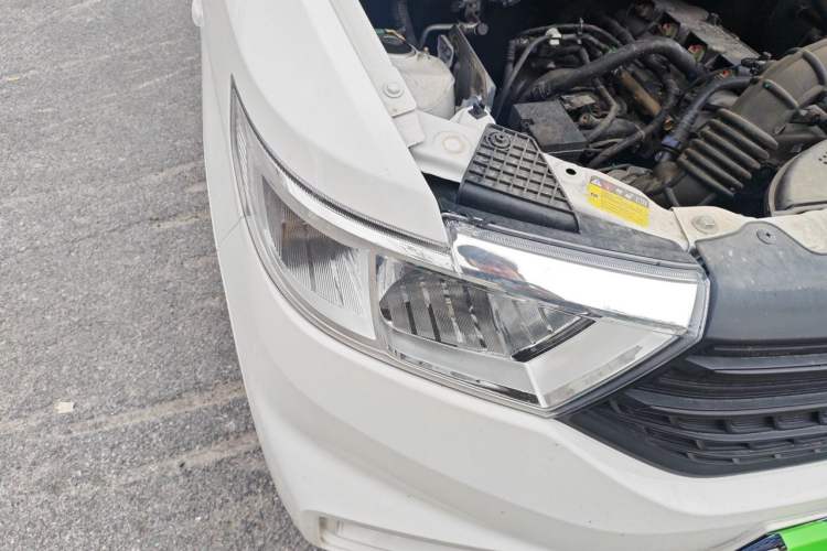 Used Wuling Hongguang V 2022 1.5L Jingqu Edition Electric-Assist LAR Right Front Headlight