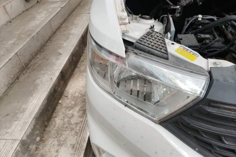 Used Wuling Hongguang V 2022 1.5L Jingqu Edition Electric-Assist LAR Right Front Headlight
